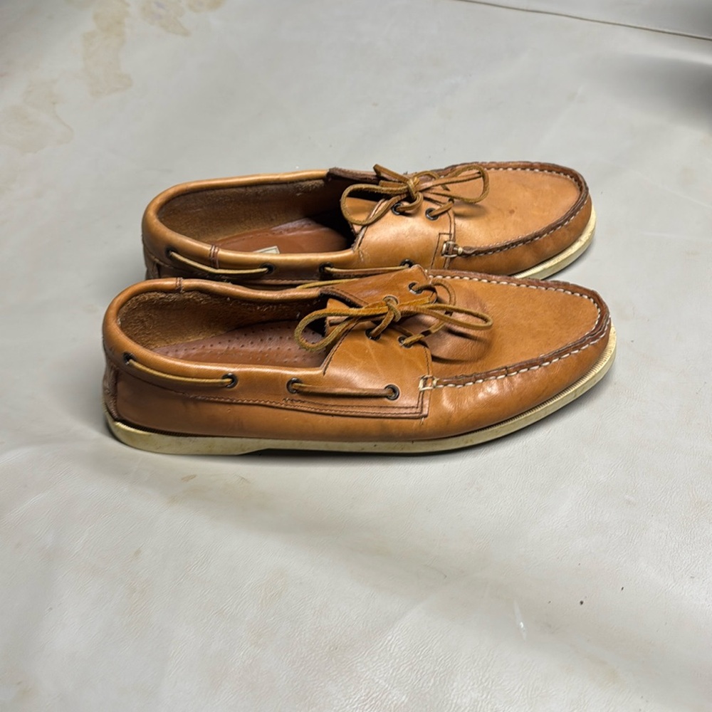Men’s boat shoes.  Size 12
Tan in color
Used like New
no worn spots